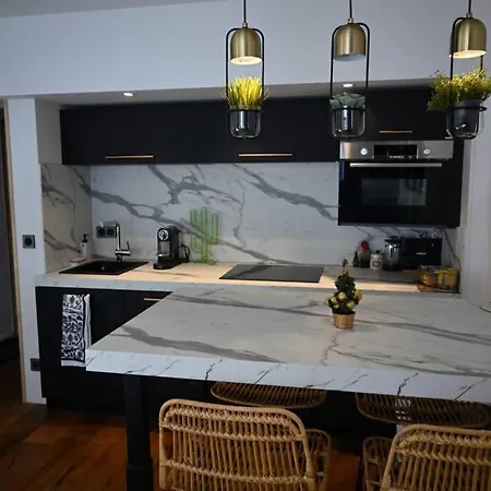 Charming Fully Renovated Studio - Val D'isere Apartment *